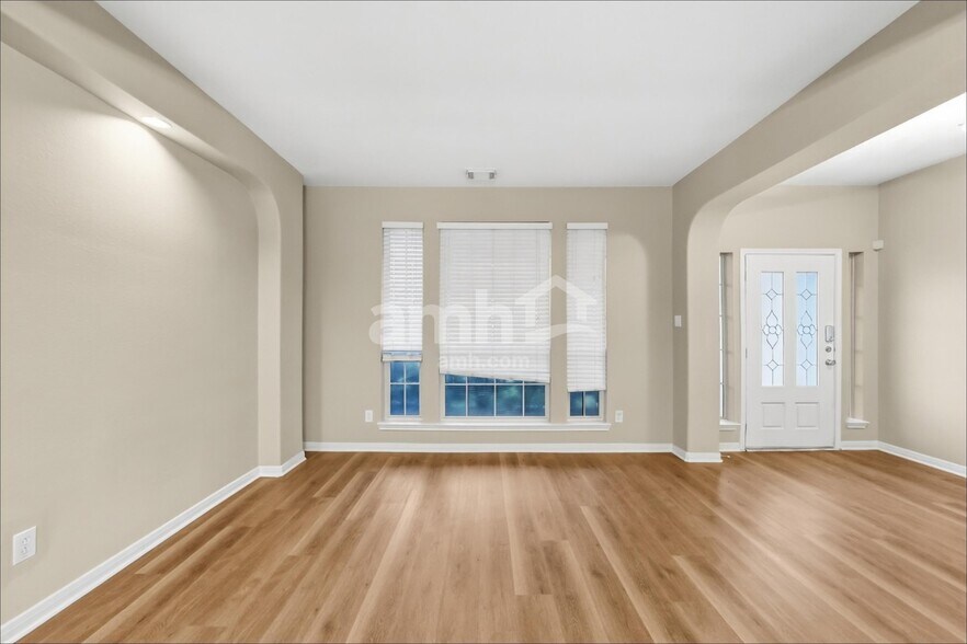 Building Photo - 3007 Valiant Elm St