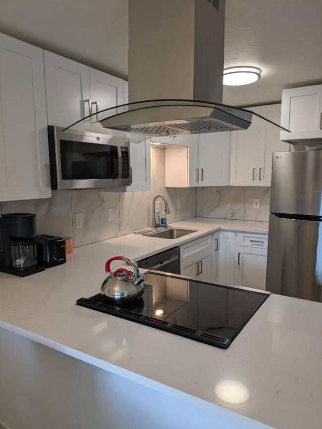 Building Photo - 425 Manhattan Dr