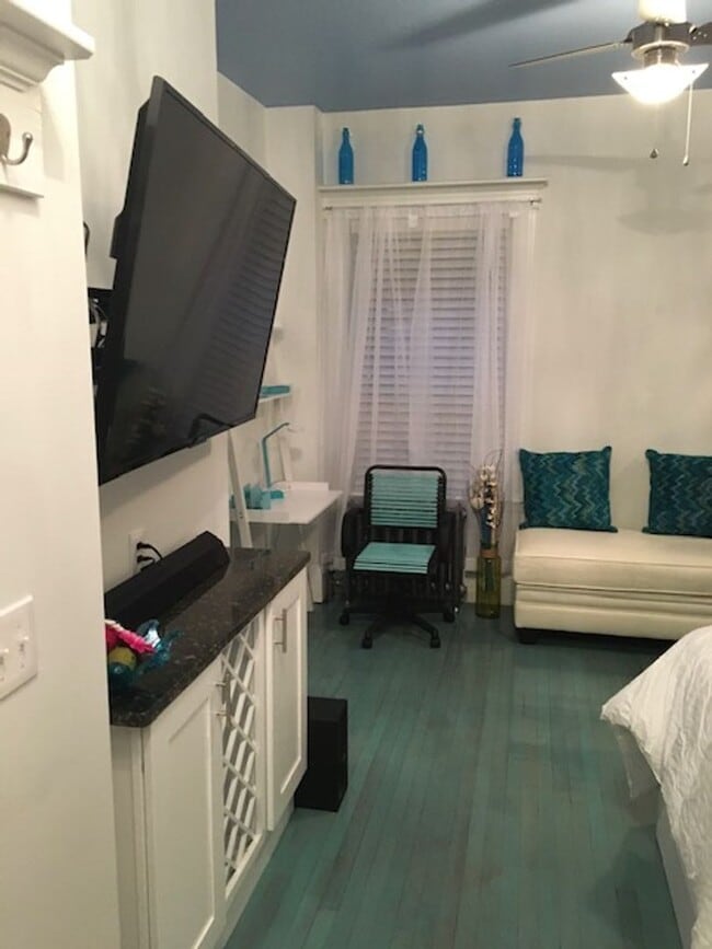 Building Photo - Updated Studio/1 BA