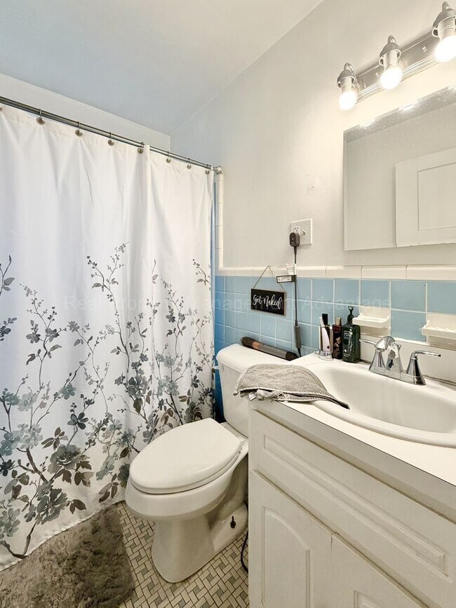 Building Photo - Bright and Renovated Near Downtown Royal Oak