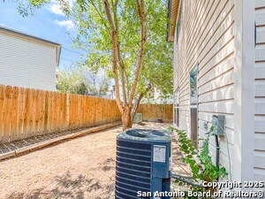 Building Photo - 115 McLennan Oak
