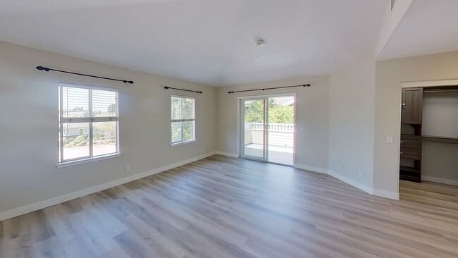 Building Photo - Spectacular and Spacious 4 Bed / 3 Bath Sa...