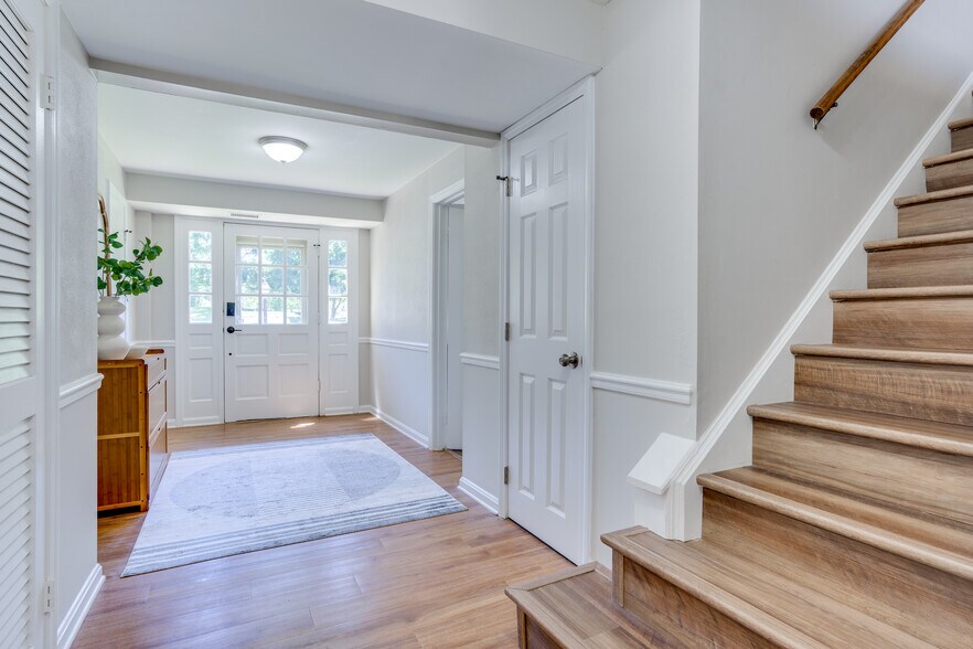 Foyer - 8056 Central Park Dr