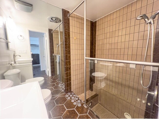 Building Photo - Stunning 2 BR Santa Monica Duplex with Views!