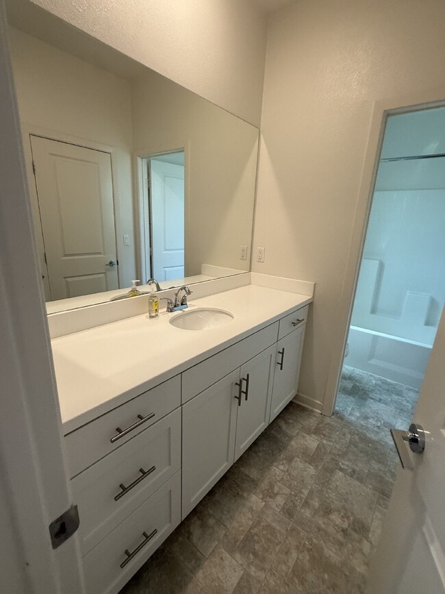 Building Photo - $500 OFF MOVE IN - Must take possession within 14 days.  Located in the desirable Vista Bella com...