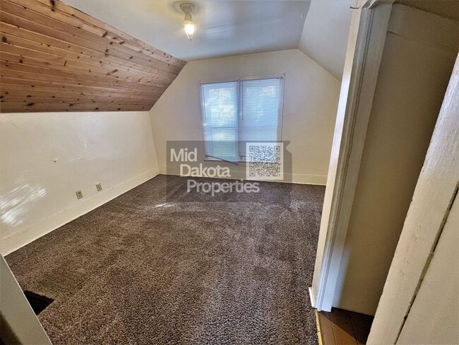 Building Photo - 414 E 7th-4 Bedroom Home