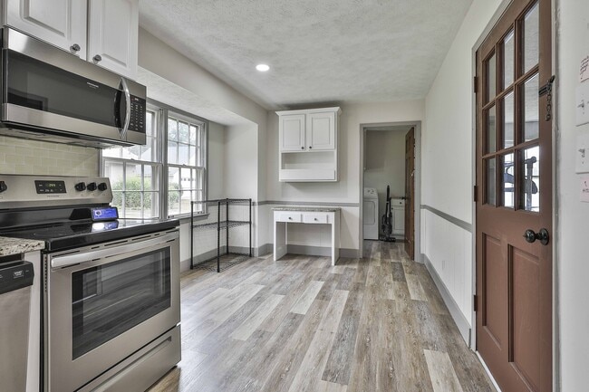 Building Photo - 5011 Pineview Terrace