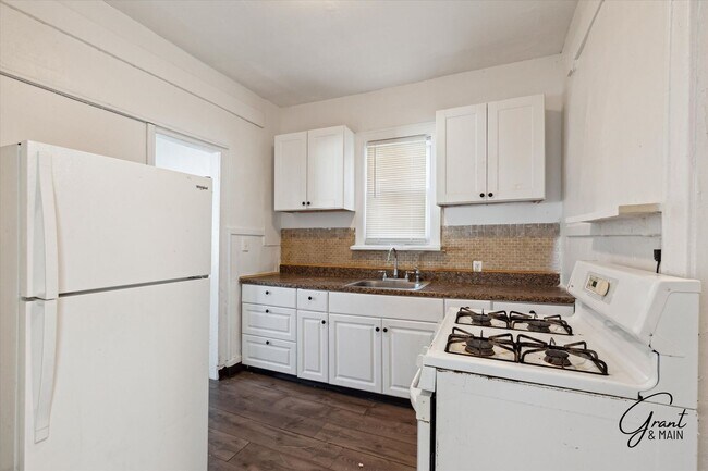 Building Photo - 2 bedroom $1200