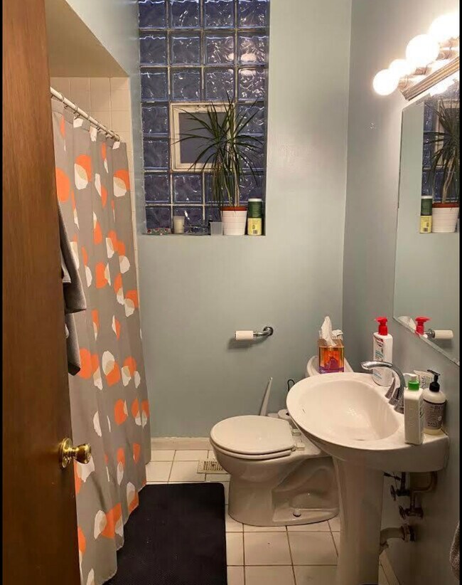 Bathroom. - 906 N Oakley Blvd