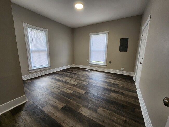 Building Photo - Spacious 3-Bedroom, 1-Bathroom Home AVAILA...