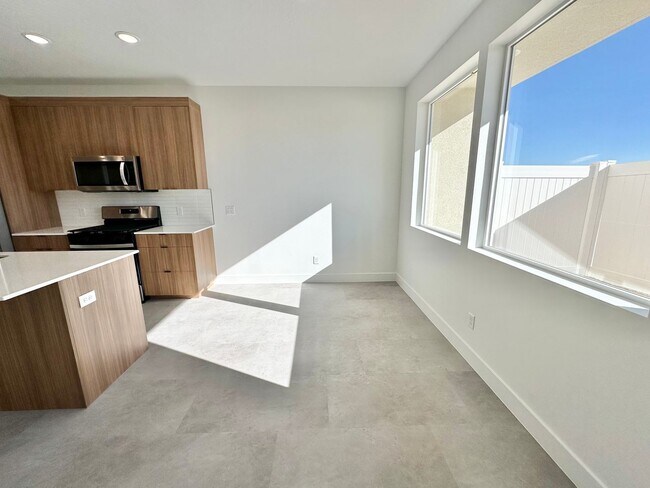 Building Photo - PET FRIENDLY!! HURRICANE TOWNHOME!