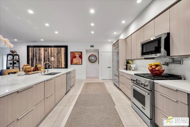 Building Photo - 605 E Sierra Way