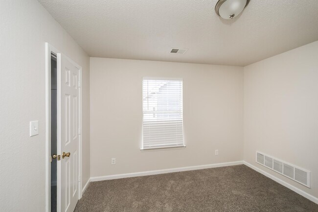 Building Photo - 4689 Waterfront Oak Dr