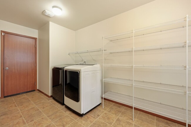 Building Photo - 3 bed 2.5 bath updated home in Tumwater School District - 2300 sq.ft. - fenced back yard.