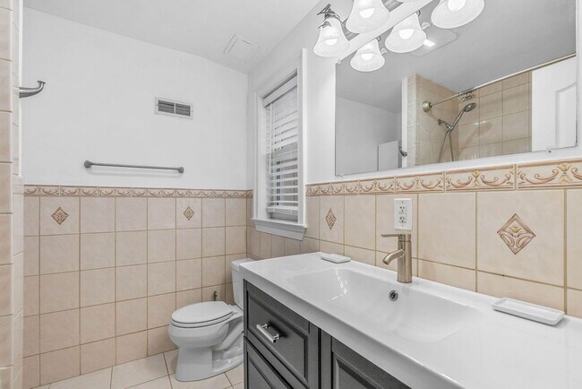 Building Photo - 1922 Montrose St