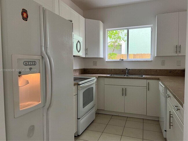 Building Photo - 3334 NE 3rd Dr