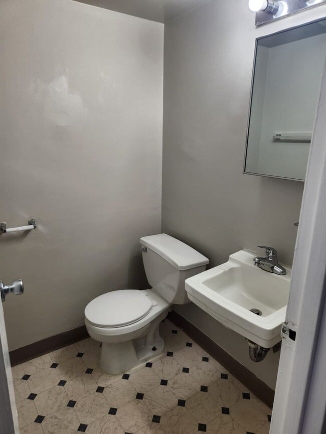 Building Photo - Spacious Three Bedroom Apartment Home Avai...