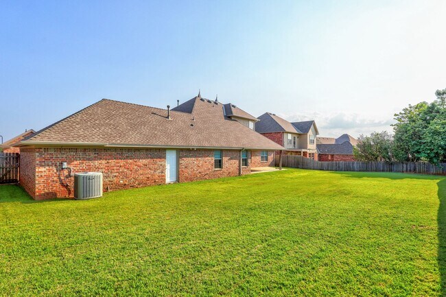 Building Photo - Luxury home in Oak Tree Park with a pool/tennis court/playground/walking trails - Edmond North Hi...