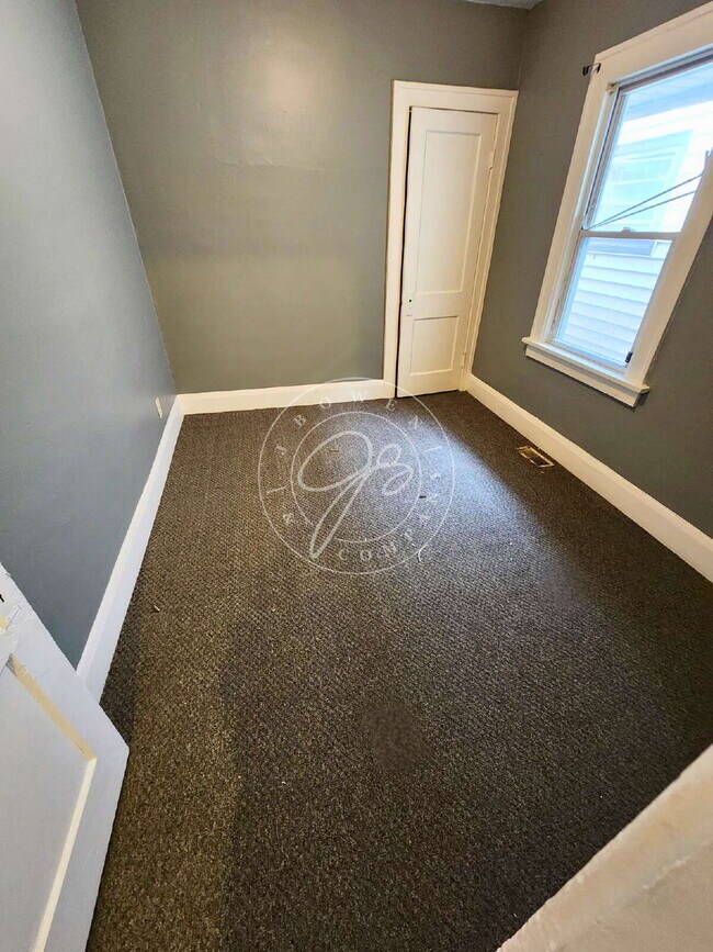 Building Photo - 3 bed! Bonus space in basement