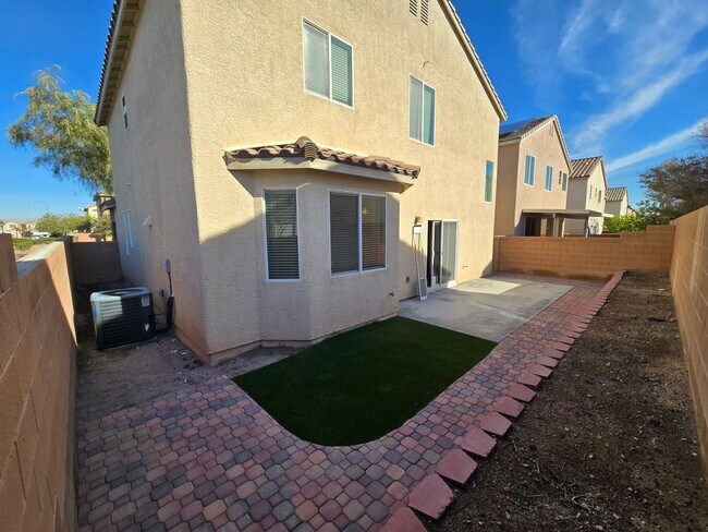 Building Photo - An Amazing 3 Bedroom Home in South East Las Vegas.