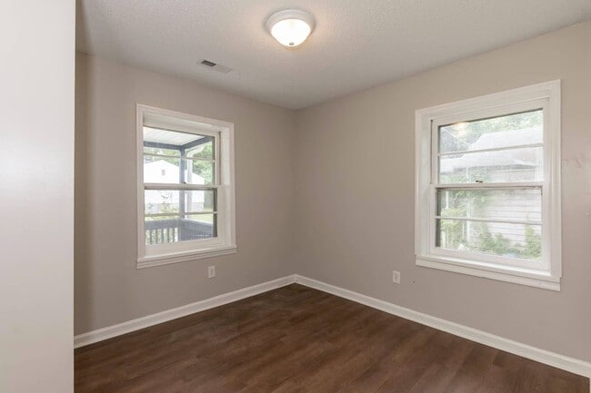 Building Photo - Three Bedroom Home!