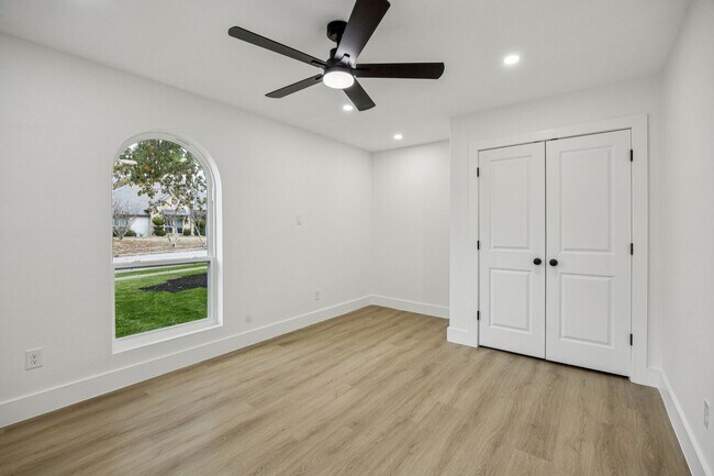 Building Photo - 3401 Valley View Ln