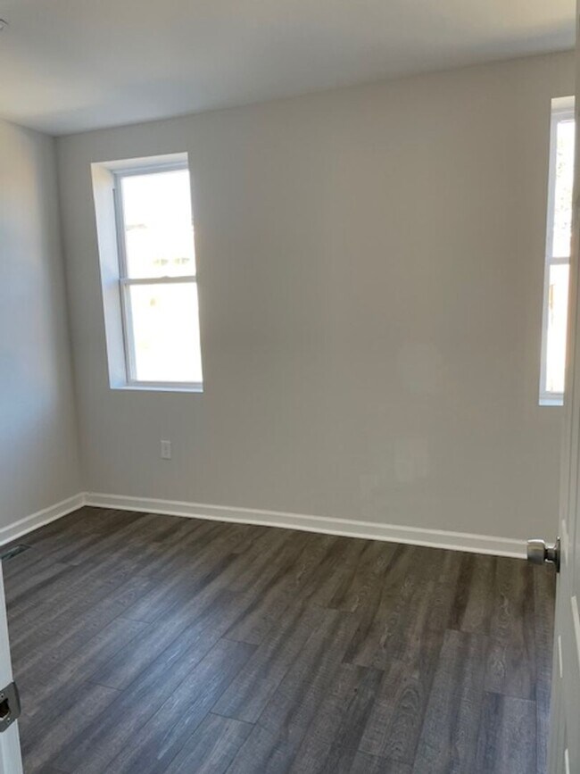 Building Photo - Beautifully Updated Townhome in Prime Location – Move-In Ready!