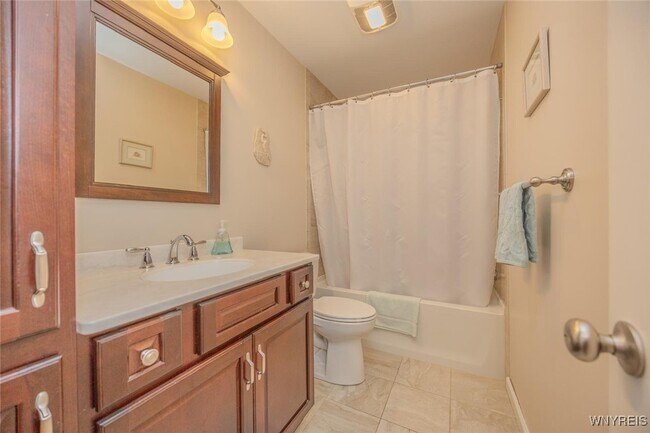 Building Photo - 105 Pine St