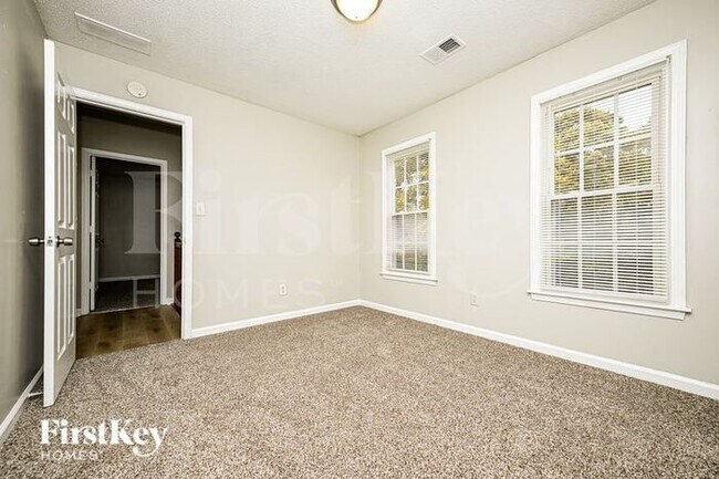 Building Photo - 304 Regal Way E