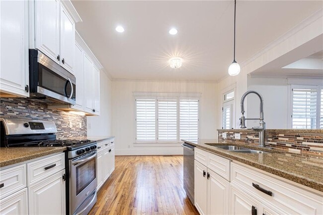 Building Photo - 2288 Oakview Rd NE