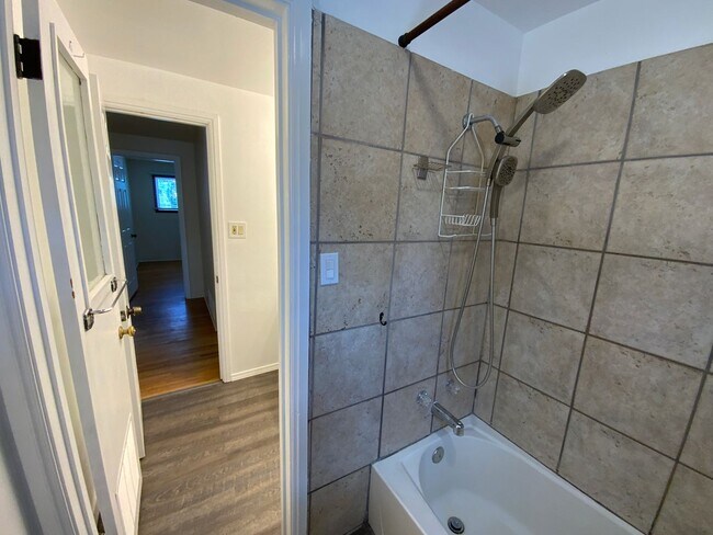 Building Photo - 3 Bedroom Single Story Home Available Near...