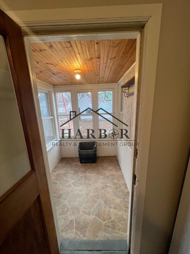 Building Photo - Family-Friendly 3 Bedroom Home with Large ...