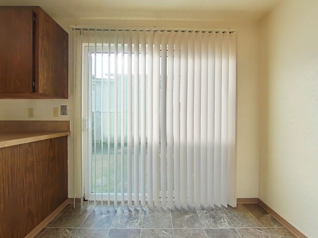 Building Photo - 2 Bedroom Townhouse ~ Close to Downtown