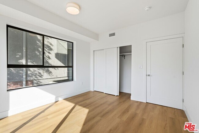 Building Photo - 1822 Overland Ave