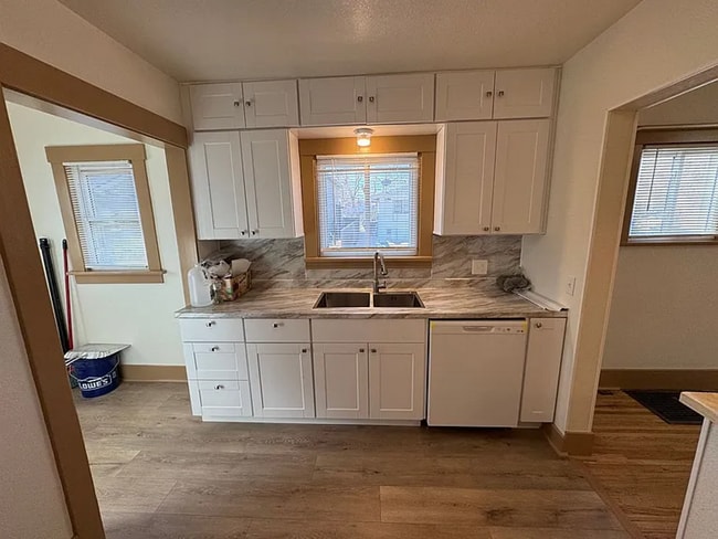 Building Photo - 4 bedroom 2 bathroom home!