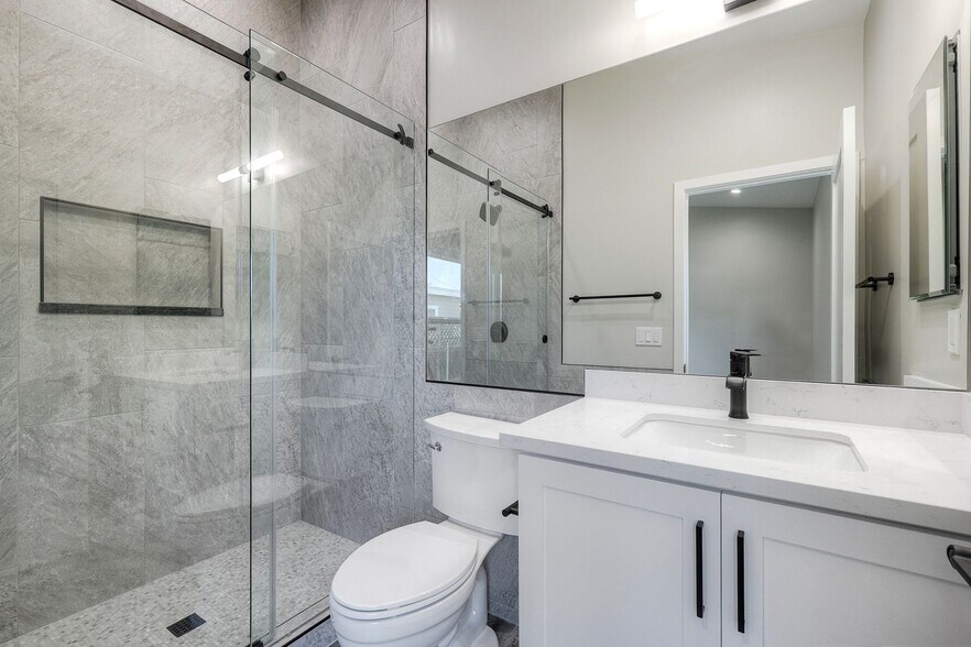 Building Photo - 532 Elm Ave