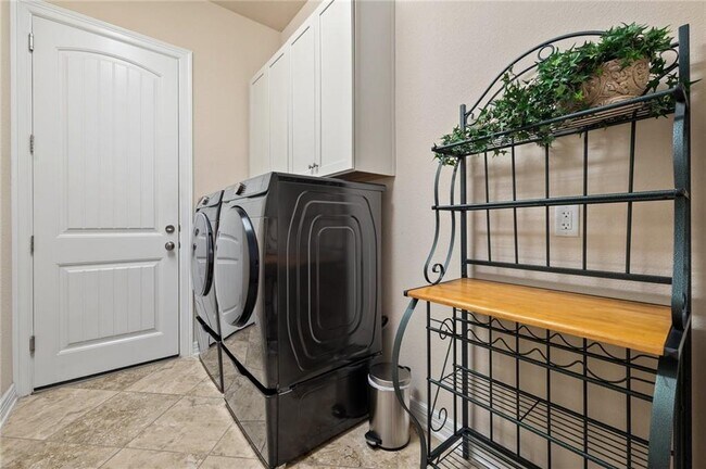 Building Photo - 205 Lake Como Dr