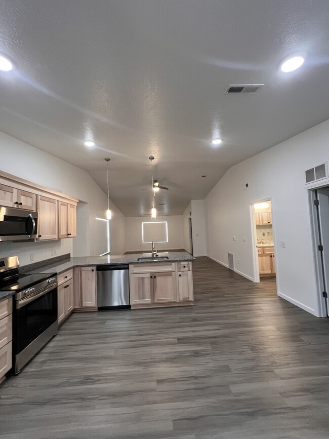 Building Photo - 209 Millersburg St