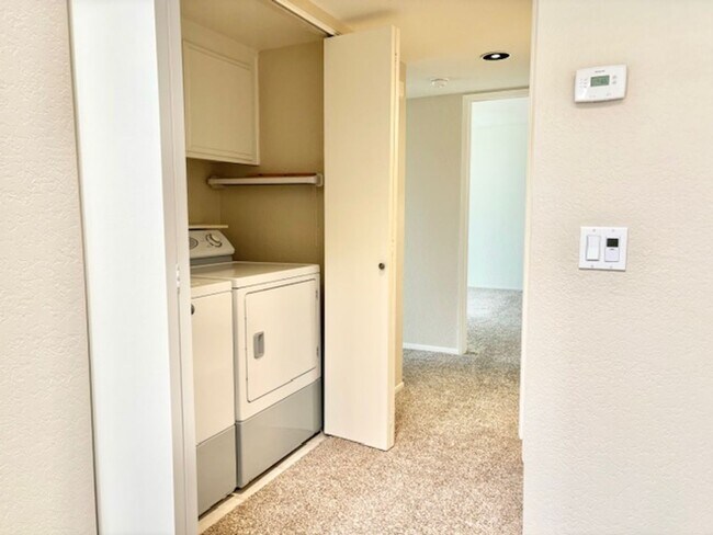 Building Photo - 2226 Martinique Ln