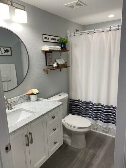 Secondary bath - 1809 Roosevelt St