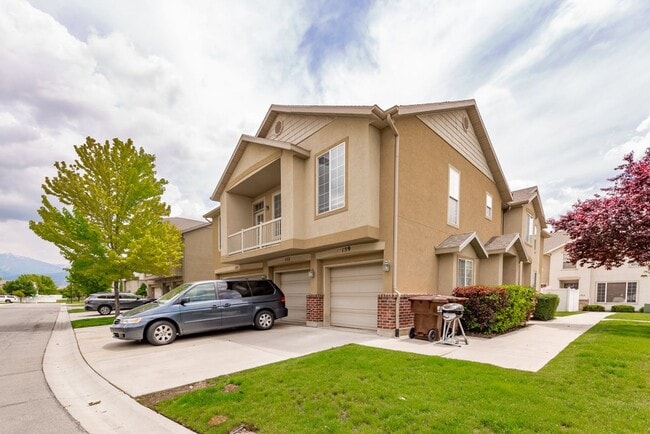Building Photo - Beautiful Townhouse in Great Location!
