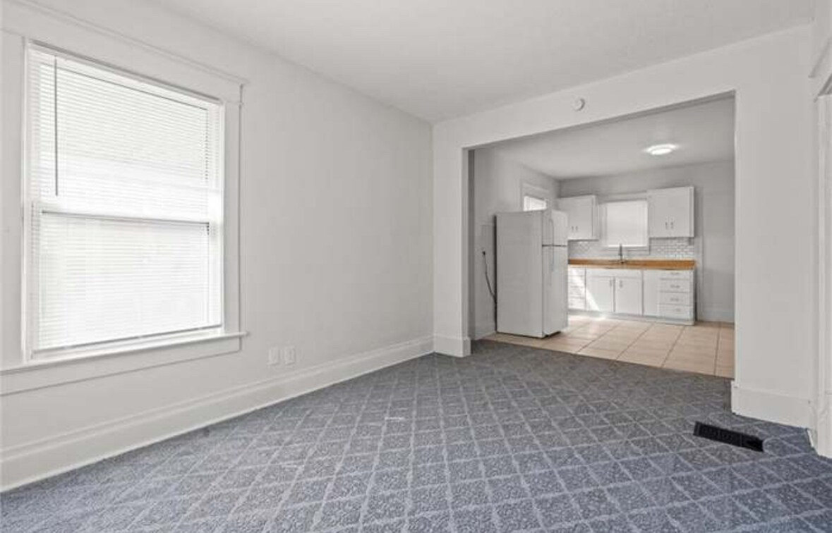 Building Photo - 122 N White Ave