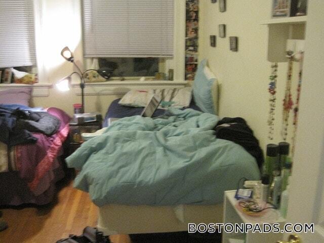 Building Photo - 879 Beacon St