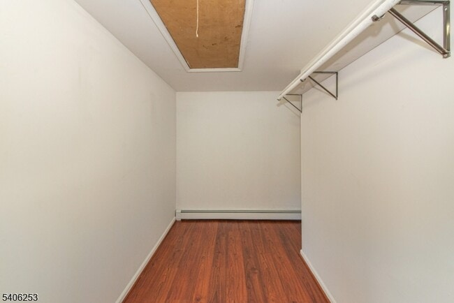 Building Photo - 414 Mineral Springs Dr