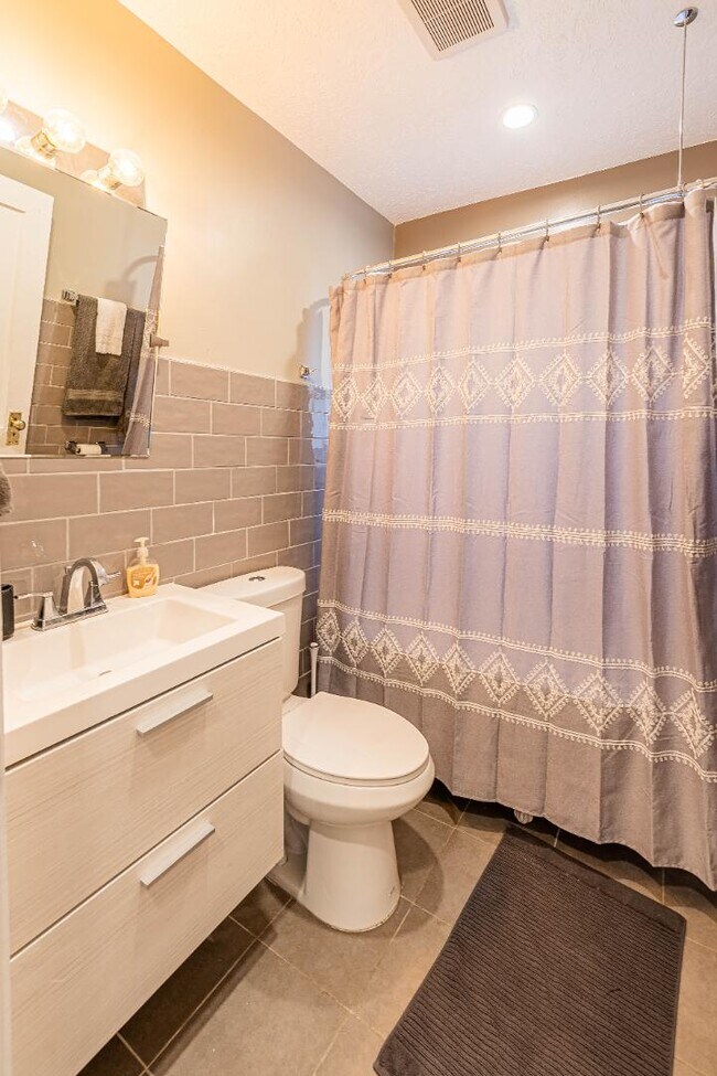 Building Photo - 722 Marquette Ave NW