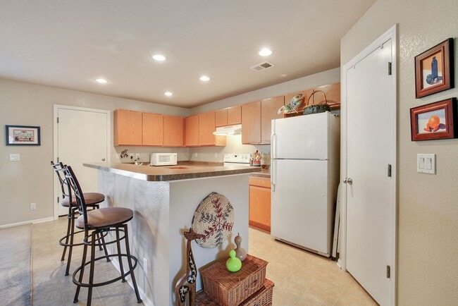 Building Photo - Beautiful 3 bedroom Townhome in Green Vall...