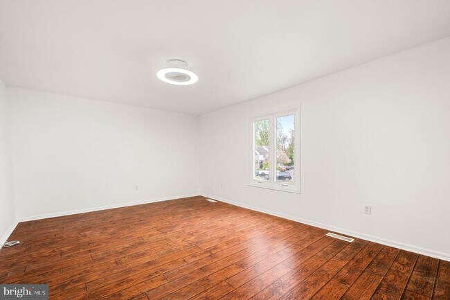 Building Photo - 302 Pinebrooke Cir