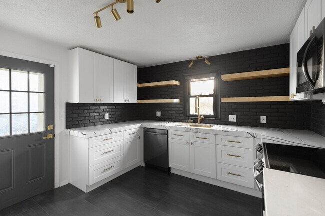 Building Photo - Pendleton Heights 4BR—Updated Historic Cha...