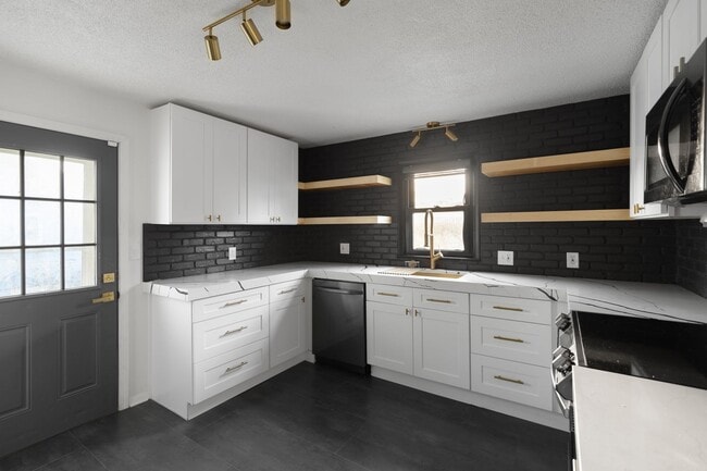 Building Photo - Pendleton Heights 4BR—Updated Historic Charm + Modern Comforts | 2,300 sq ft