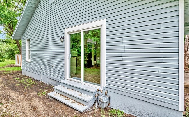 Building Photo - Newly remodeled 3 bedroom/2 baths coming s...